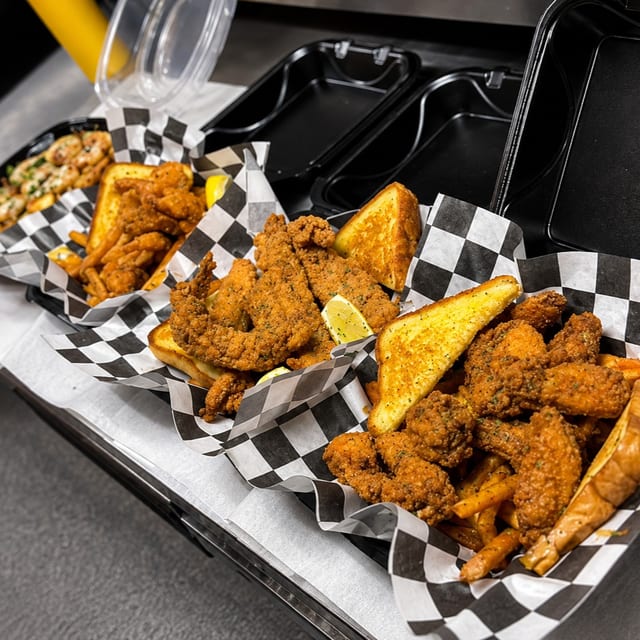Cajun Fried Chicken (10 wings & Texas Toast).